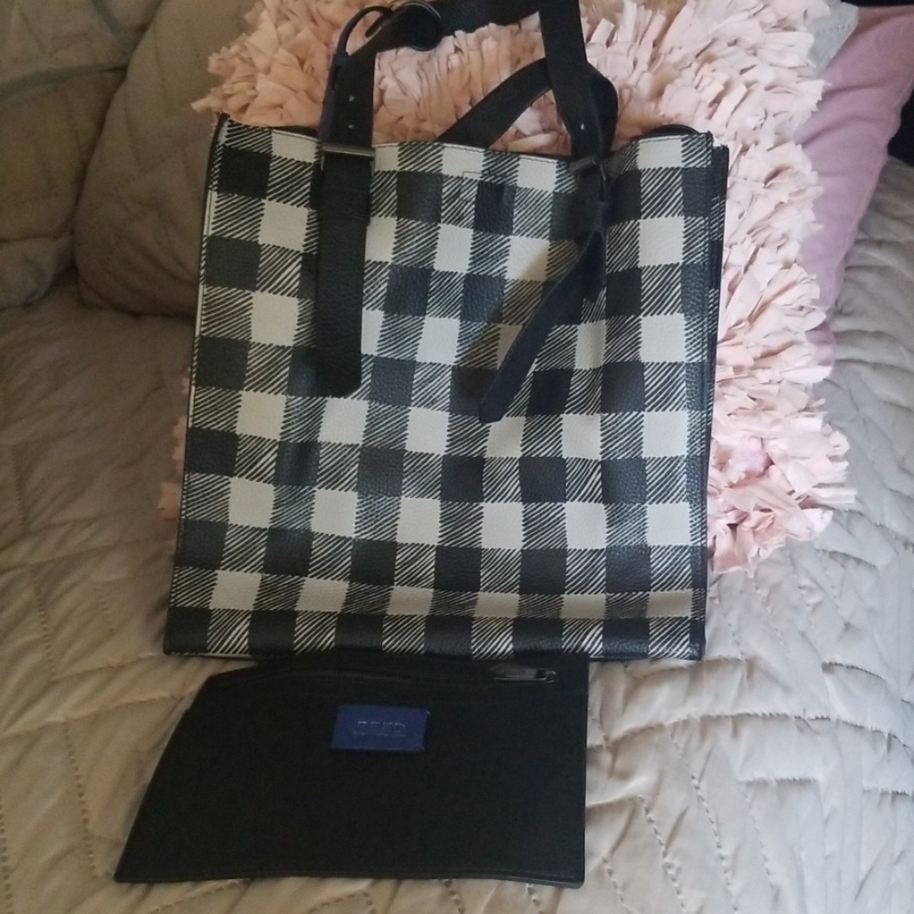 Tote bag with removable pouch
